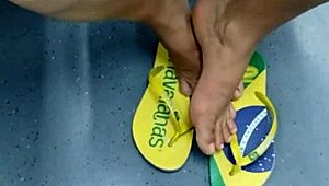 I love watching this candid Brazilian girl doing shoeplay with her flip flops
