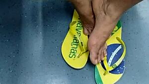 I love watching this candid Brazilian girl doing shoeplay with her flip flops