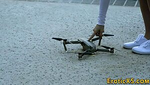 Ей, виж как тази блондинка се наведе да язди огромен чудовищен кур докато кремпайът капе