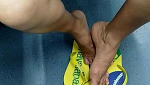 I love watching this candid Brazilian girl doing shoeplay with her flip flops