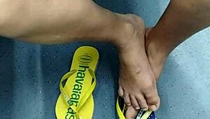 I love watching this candid Brazilian girl doing shoeplay with her flip flops