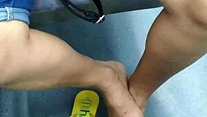 I love watching this candid Brazilian girl doing shoeplay with her flip flops