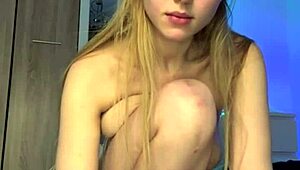 Можеш ли да гледаш как пръстам розовата си перфектна пичка с големия дилдо?