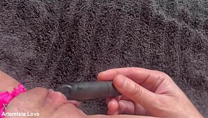 Готинята италианка милф Артемисия Лав се мастурбира близо на камерата с играчки в мокра бръсната путка европейско POV