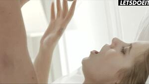 Casey kaže da je romantični jutarnji seks u tušu sa lizanjem pičke i jebanjem vruć, prekrivena spermom - whiteboxxx