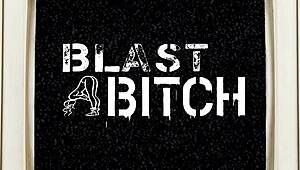 ميشيل أندرسون تفتح رجليها في تبشيري مع قفازات تأخذ لبن عميق من لعبة هزاز