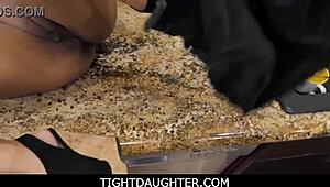 Хей, азиатска стъпдъщеря Ембър Сноу, харесва ли ти големия хуй на стъптаткото така?