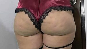 Does the mom of my friend really send me this video of her huge sexy ass as a christmas gift - colombian homemade real?