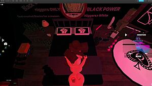 Hej, tá čierna nadržaná kráska sa nechala zvodnúť bujnými blondínkou masérkou a užívala si olizovanie mokrej kundičky