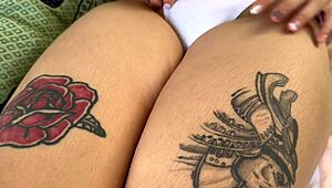 Аматорска колумбийска милф стъп мама позволява да пипнеш голямото й дупе и путка отблизо