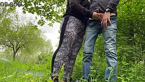 Усетих камилското ѝ стъпало през легинсите докато стъпмама ми ме стискаше с мокрия си ръкаджа на открито