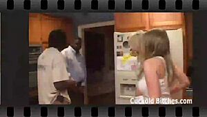 Nu pot crede că stai uitându-te cum mă fut străinul, mă excită la maxim