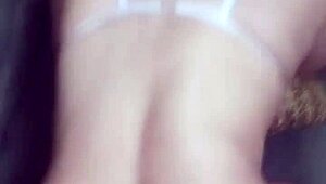 Gostosa magrinha with short hair extracts cum from moreno