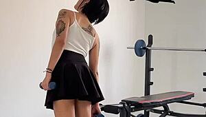 Îmi place rutina de exerciții delicioasă ca fată columbiană hot cu corp mic 18+ și țâțe naturale provocând în sală