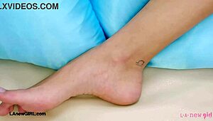 Lepa plavuša 18+ pokazuje seksi telo na fotosesiji na kauču