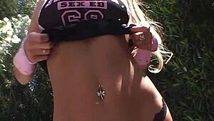 Красавице, готова ли си да покажеш големите си цици и да задълбаеш огромния ми хуй?