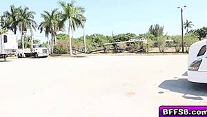 Kovboylar kovgirlün balon götünü canavar siklerde zıplarken vahşi 3lüde izliyor