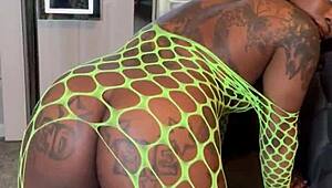 Stripteaseuse ébène danse puis chevauche grosse bite noire en baise chatte trempée et éjac faciale