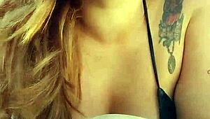 colocou um biquíni curto e foi na praia atrás de macho