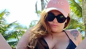 colocou um biquíni curto e foi na praia atrás de macho