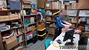 Jeune blonde se branle en uniforme flic avant anal hardcore petite et sauvage ! GTA dérape !