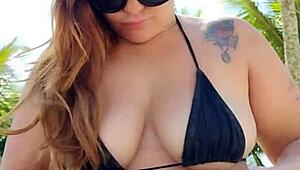 colocou um biquíni curto e foi na praia atrás de macho