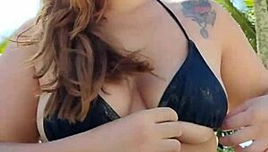 colocou um biquíni curto e foi na praia atrás de macho