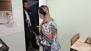 έι αυτή η βραζιλιάνα μανούλα κάλεσε ντελίβερι με καυλιάρικες βλέψεις και τον γάμησε 😏