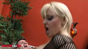 Gorąca milf drażni bielizną zanim ogarnie dwa twarde kutasy