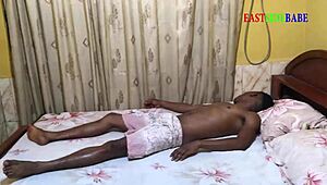 Camerista negresă grasă de hotel ia BBC amateur adânc în pizda rasă la room service