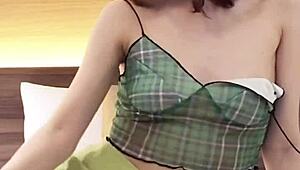 Hey, check this Japanese beautiful girl in a navel-baring outfit.