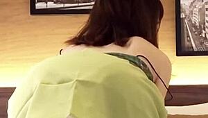 Hey, check this Japanese beautiful girl in a navel-baring outfit.