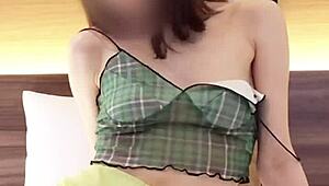 Hey, check this Japanese beautiful girl in a navel-baring outfit.