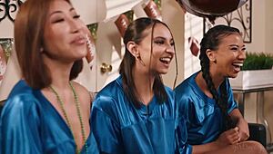 Rivales amères plongent dans 4some lesbien intense