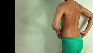 Târfă cu fund kinky provoacă în chiloți string la ședință foto pe plajă afară cu tati?