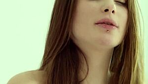 Хей, искаш ли да видиш как тъпча стегнатата ти задница така? Liya Silver дразни в WhiteBoxxx с луда каубойка и изстрелка.