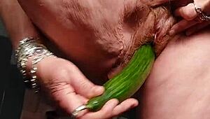 Бабичка чука космата путка с краставица дълбоко