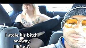 O nie, chłopak przyłapał mnie na palcowaniu dupy grubej laski na dworze z cyckami na wierzchu