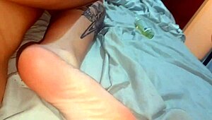 Puicuță 18+ cur mare tachinează pulă tată vitreg până tremură