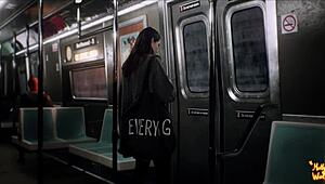 Красавицата Моллиредвулф чужд човек коленичи за мръсно на открито влаково минета