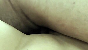 Close-up amatør barnevakt fitte hamret creampie sædskudd