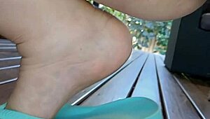 สาวใหญ่ยองๆแยกขากว้างกลางแจ้ง