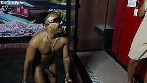 Мъжът изненадва жена си Мей Акими с голям черен кур в нея