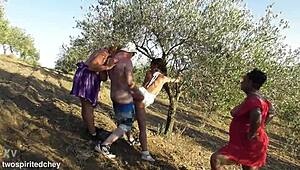 Tri busty milfe ob sončnem zahodu upognejo velike rite za umazano parsko jebanje