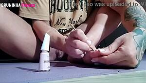 brasileira gostosa pinta unhas dos pés mostrando grelo pra provocar de pertinho