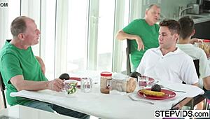 Хей, Kagney Linn Karter се промъква да съблазни развратния си стъп син бавно