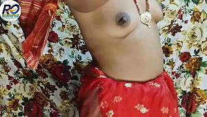 Verdammt heiße Bhabhi im roten Sari quetscht Titten, dann Arschfick nach Blusenreißen 🔥🍑