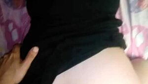 me coge en cuatro en el cuarto de mis primos con mi vestido levantado