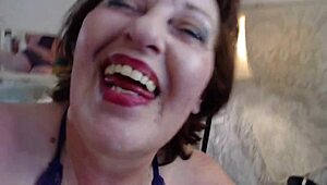 Rothaarige PAWG verkauft sexy Outfit an Sissy-Boy der es im Haus anzieht