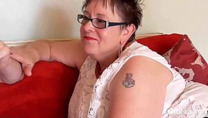 Reife BBW entdeckt jungen 18+ Gärtner Sam Bourne im Garten, zieht ihn für rauen Outdoor-Fick in Strümpfen ran